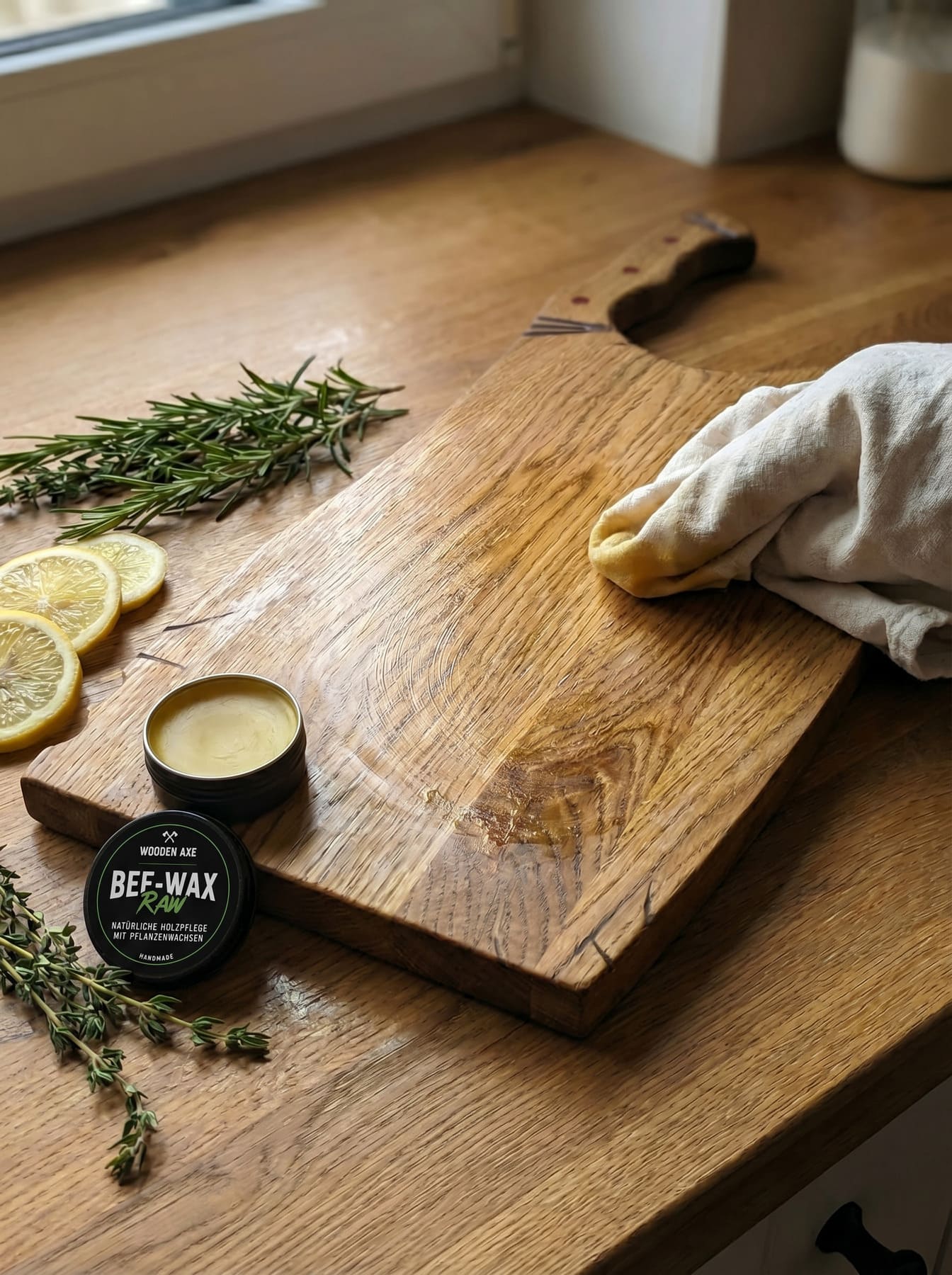 Geöffnete Dose Wooden Axe Bee-Wax Raw – handgemachte vegane Holzpflege mit Pflanzenwachsen