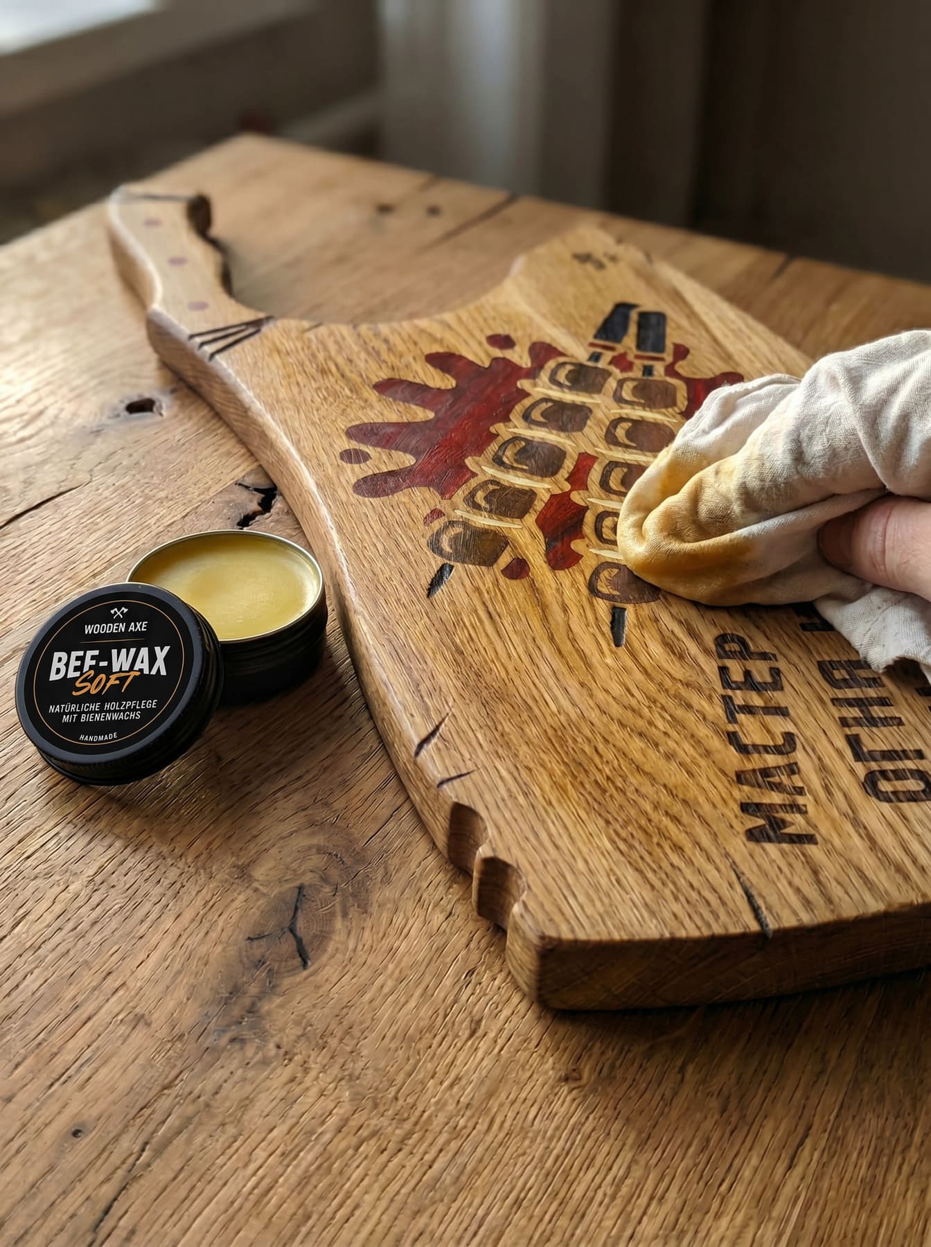 Geöffnete Dose Wooden Axe Bee-Wax Soft – handgemachte Holzpflege mit Bienenwachs