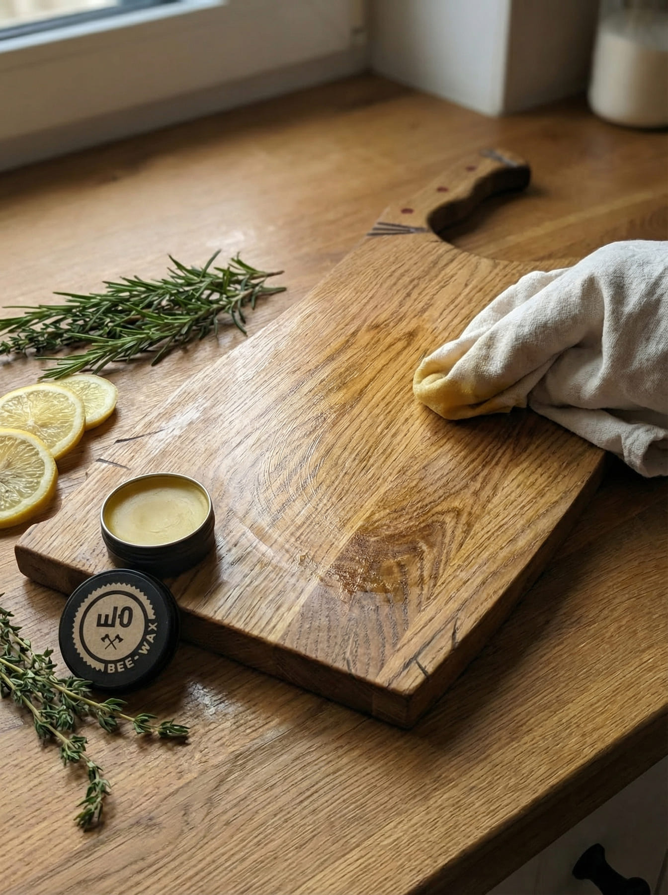 Bee-Wax Paste wird mit einem Baumwolltuch auf das Schneidebrett aufgetragen