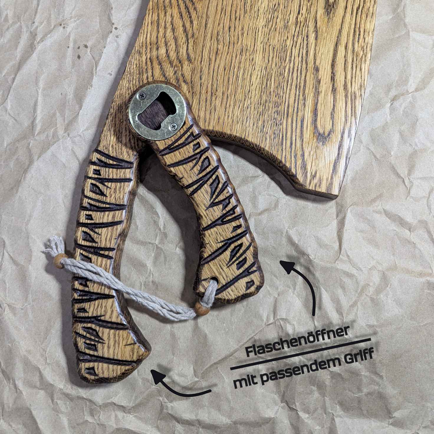 Rustikaler Holz-Flaschenöffner aus Eiche mit nordischer Gravur und Seilschlaufe