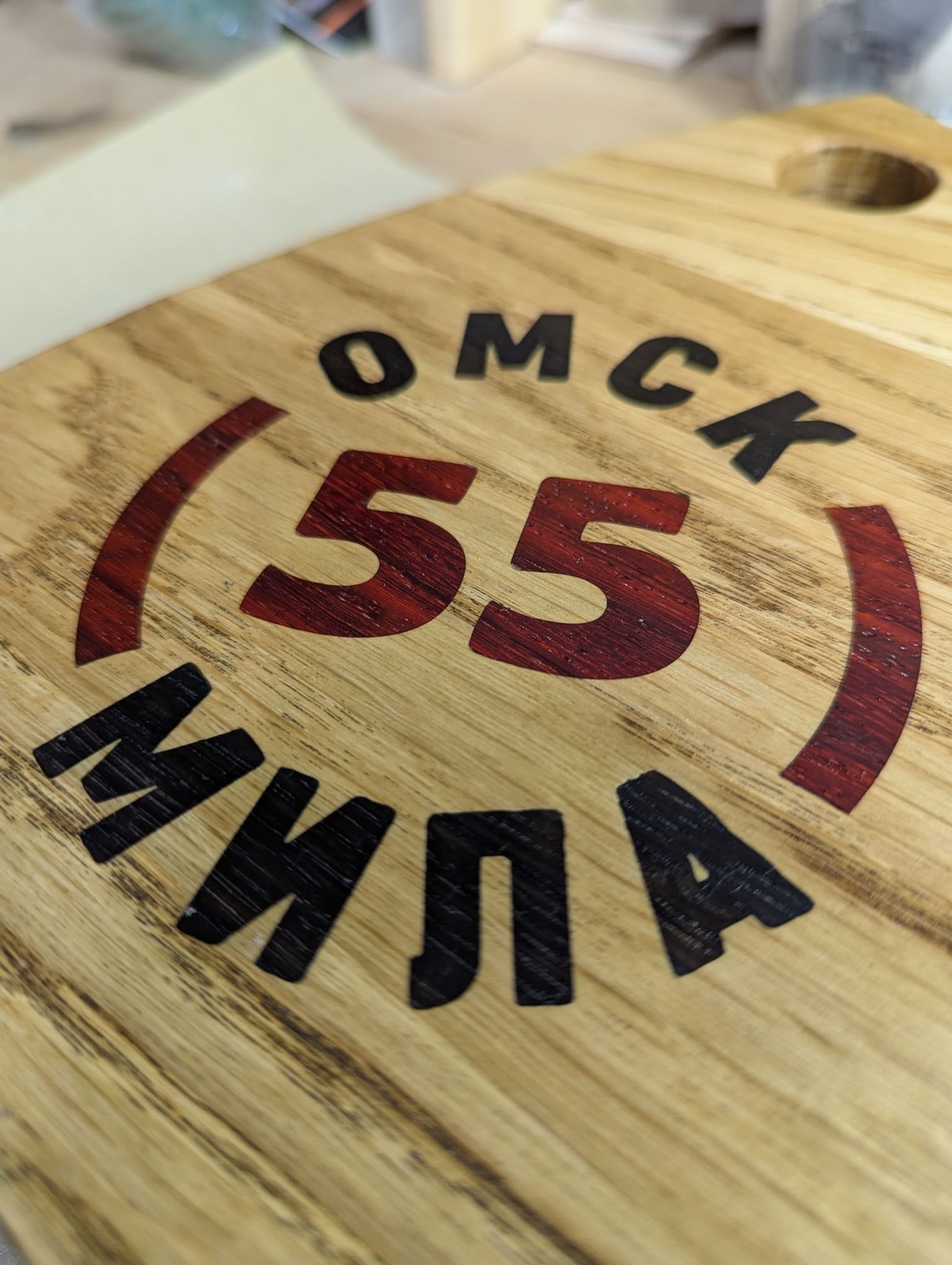 Logo-Inlays aus Padouk und Mooreiche