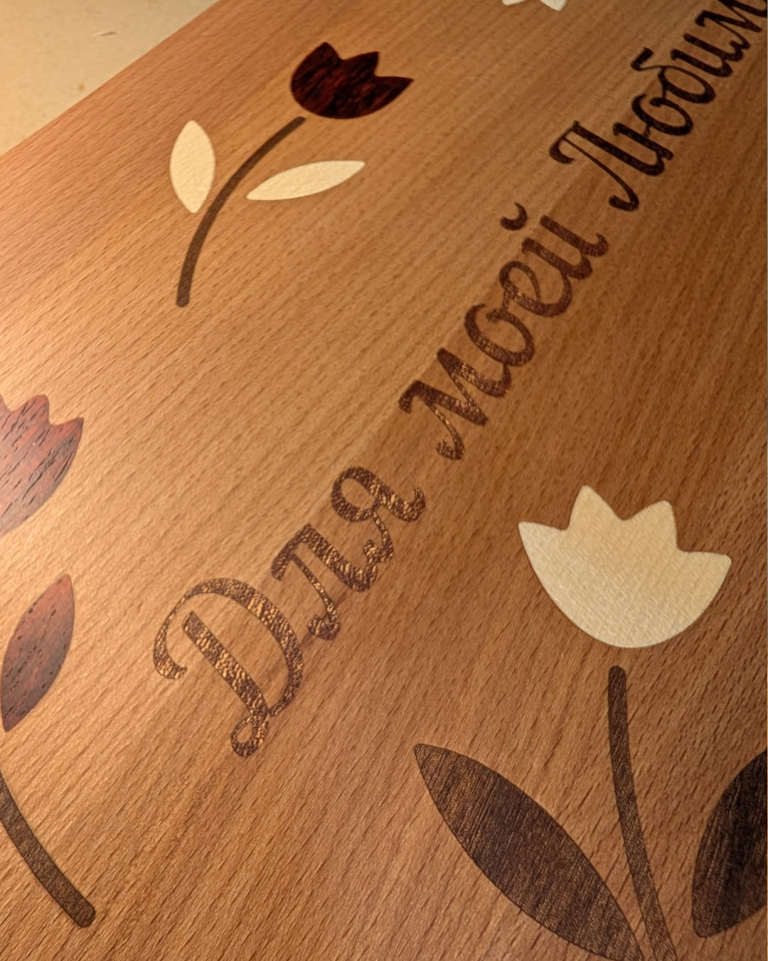 Nahaufnahme Tulpen-Inlay aus Mahagoni, Ahorn, Nussbaum und Padouk auf Kirschholz