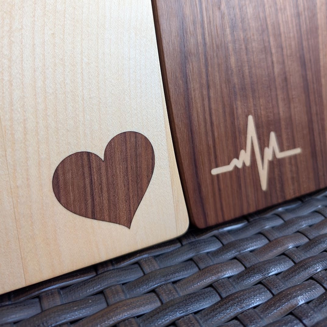 Handgefertigtes Pärchen-Brett-Set aus hellem Ahorn mit Herz-Inlay und dunklem Nussbaum mit EKG-Inlay