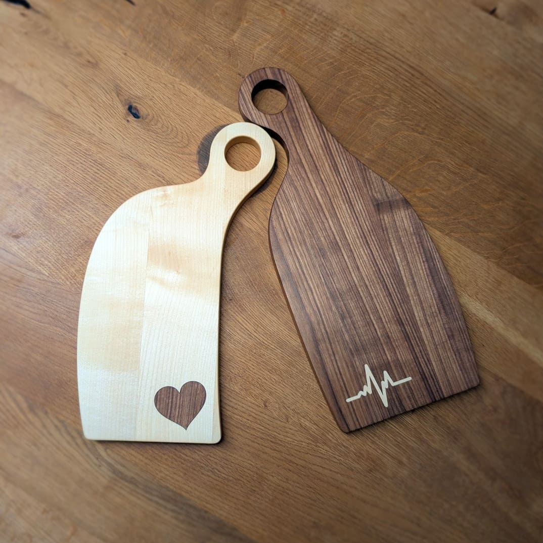 Zweiteiliges Wooden Axe Pärchen-Schneidebrett-Set aus Ahorn und Nussbaum - Herz und EKG-Inlay, auch einzeln verwendbar