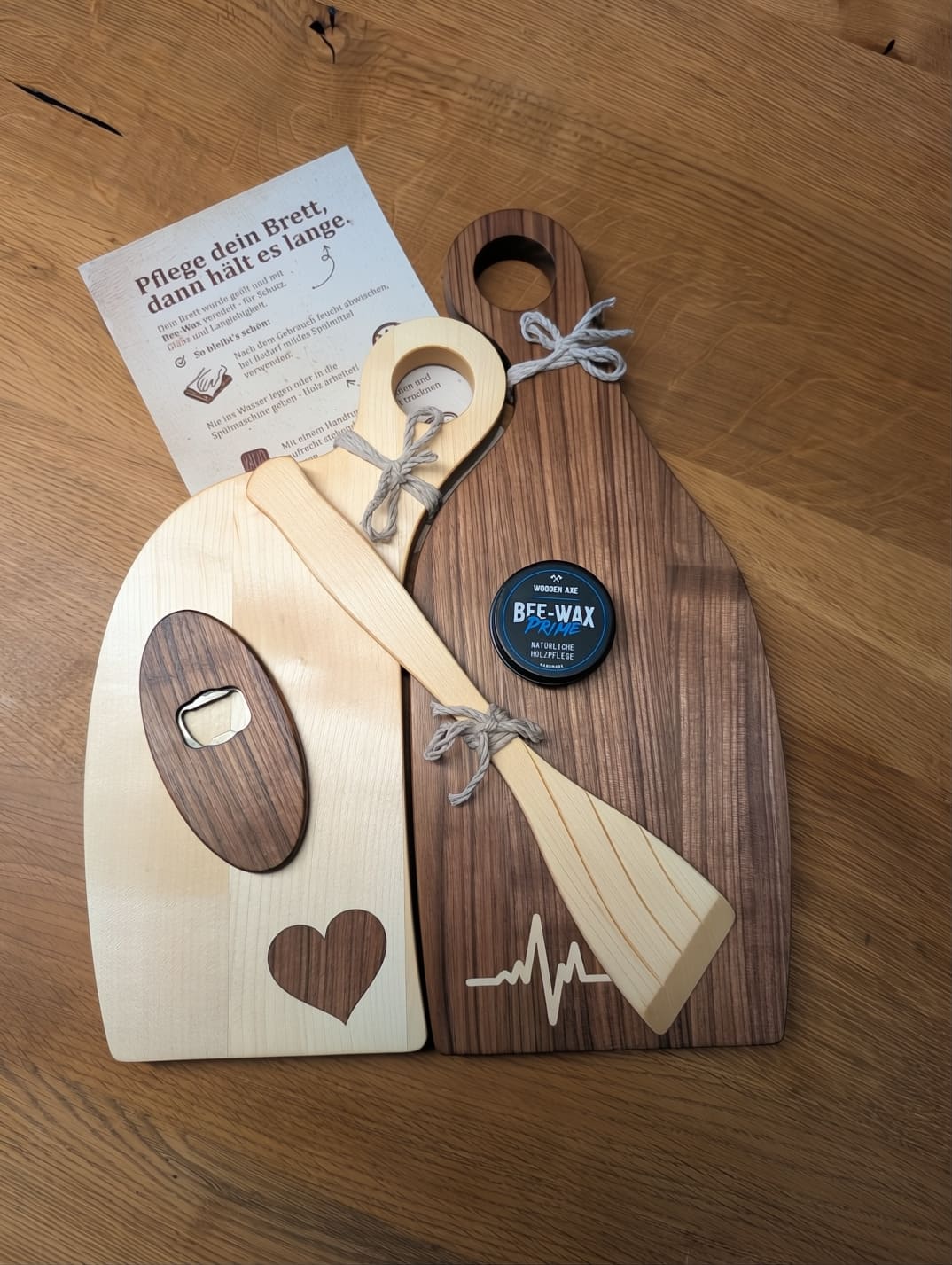 Wooden Axe Pärchen-Komplett-Set: Ahorn-Brett mit Herz-Inlay und Nussbaum-Brett mit EKG-Inlay, Flaschenöffner, Pfannenwender und Bee-Wax Prime