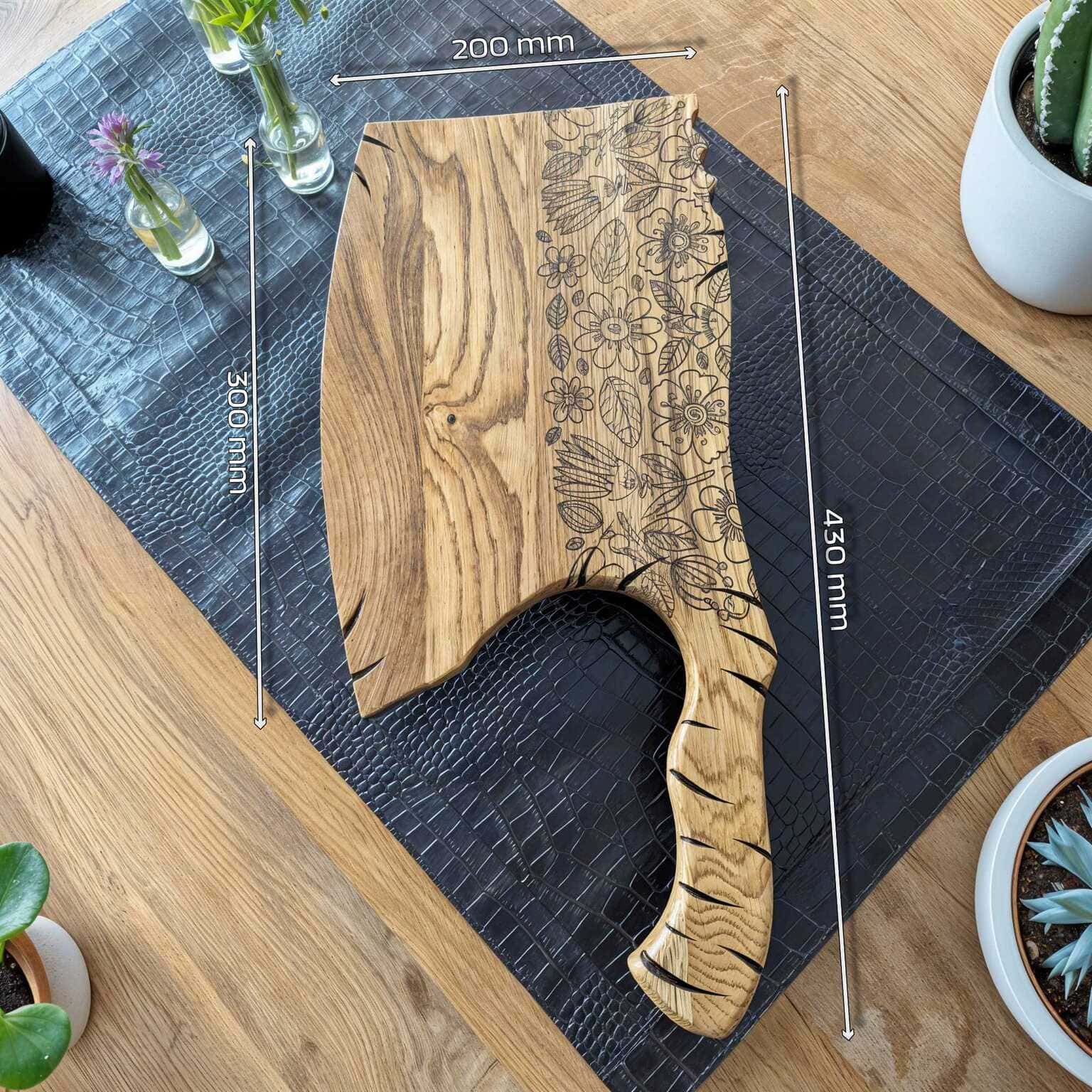 Eichen-Schneidebrett in Axtform mit floraler Laser-Gravur – Maßansicht 200×430 mm