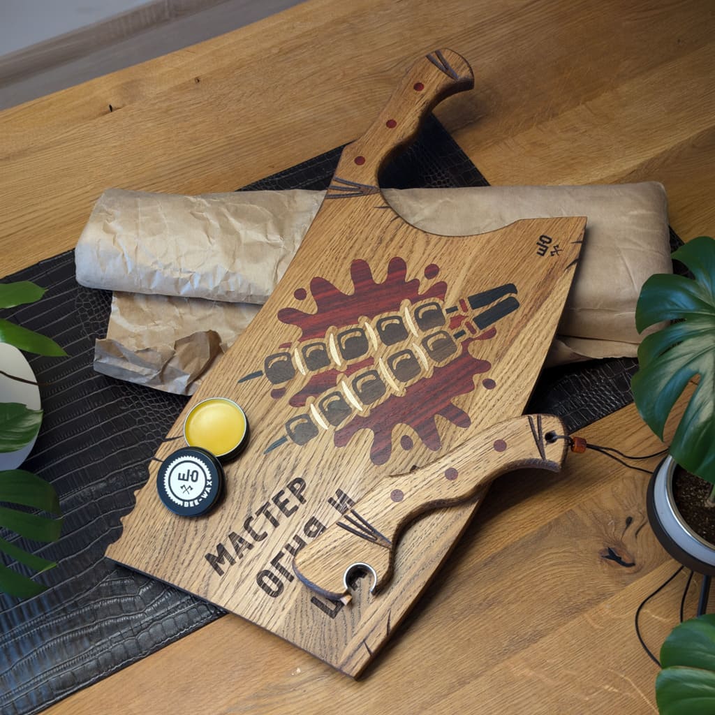 Großes Eichen-Schneidebrett mit Schaschlik-Inlay aus Padouk, Ahorn und Nussbaum und kyrillischer Gravur Мастер Огня