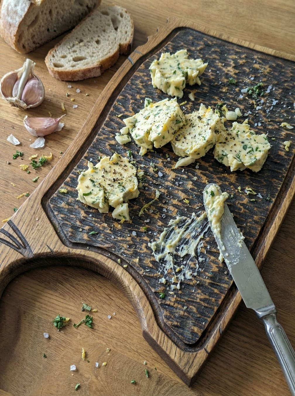Eichen-Servierbrett mit gebrannter Steak-Seite – Kräuterbutter, Meersalz, Knoblauch und Brot