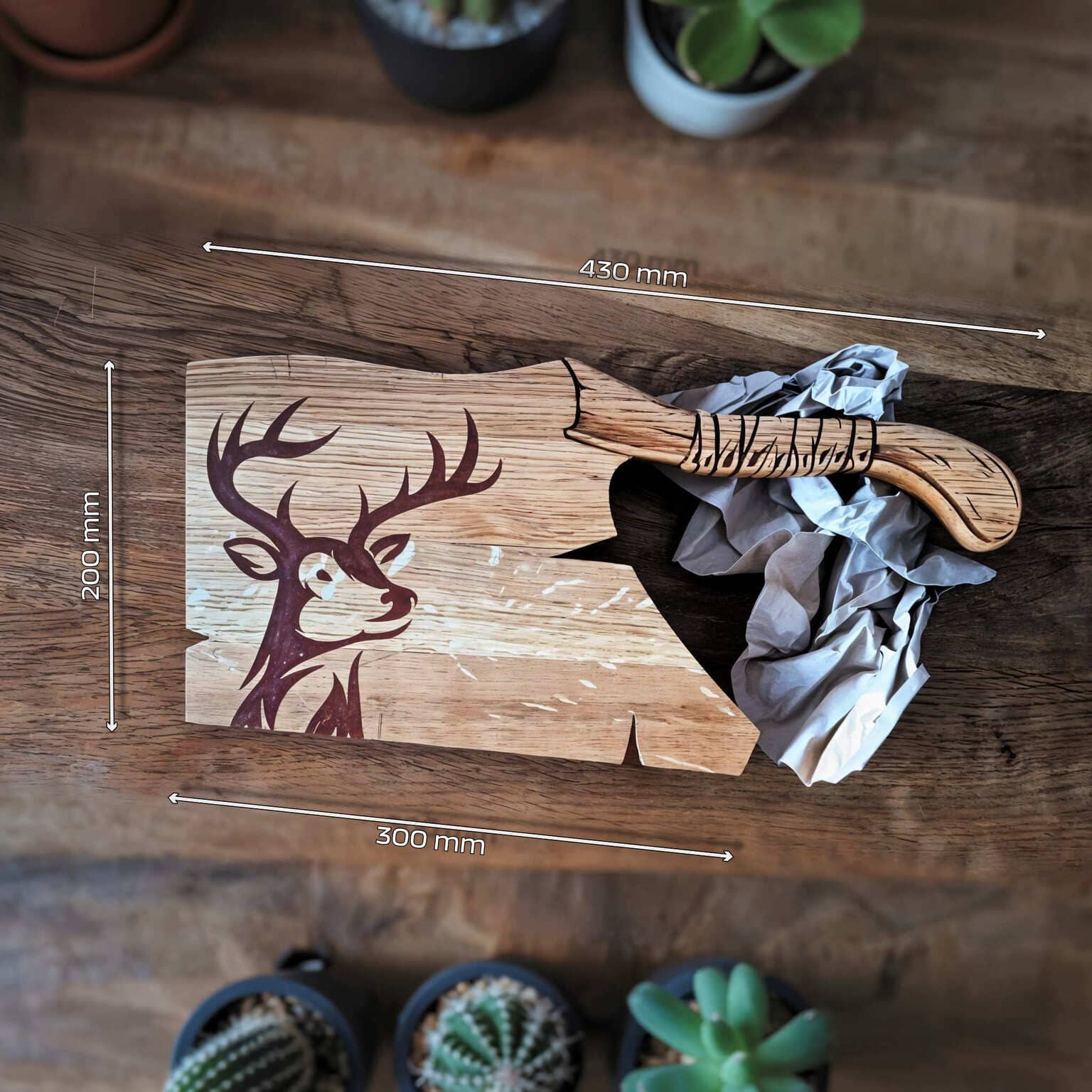 Ein Schneidebrett in Form einer Axt mit Elchmotiv, das mit Epoxidharz ausgegossen wurde