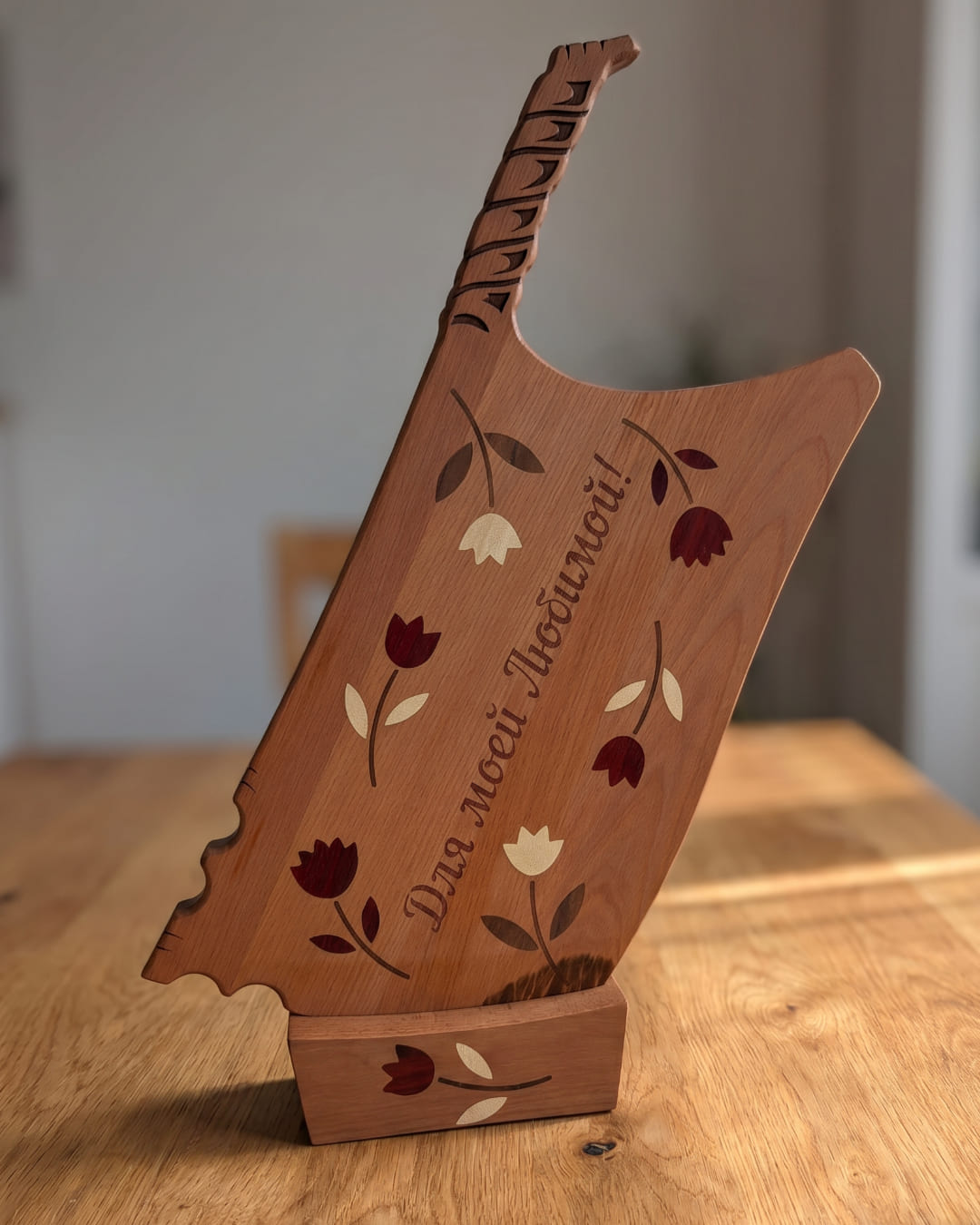 Handgefertigtes Wooden Axe Schneidebrett aus Kirschholz mit Tulpen-Inlay aus vier Holzarten und passendem Ständer