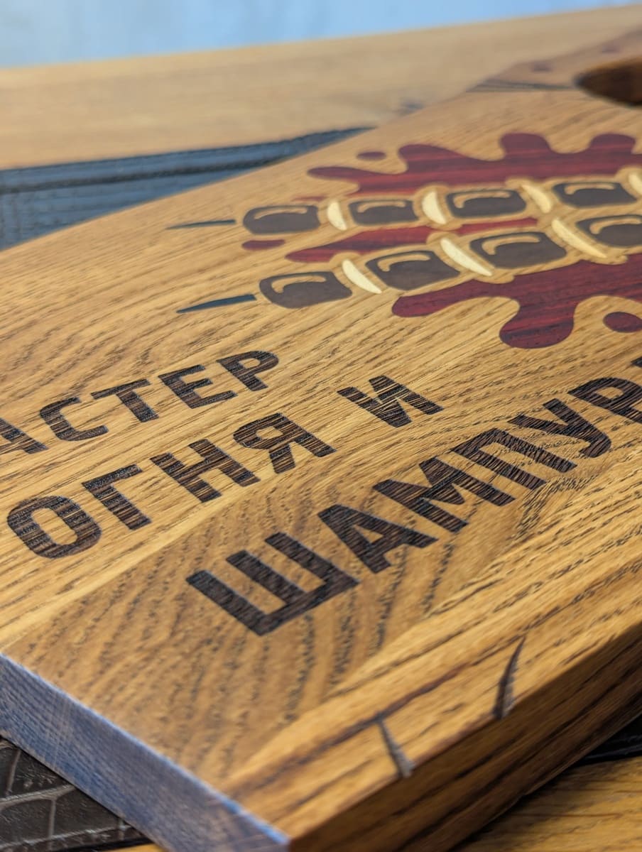 Detailansicht mehrfarbiges Holz-Inlay mit Schaschlik-Muster aus Padouk, Ahorn und Nussbaum
