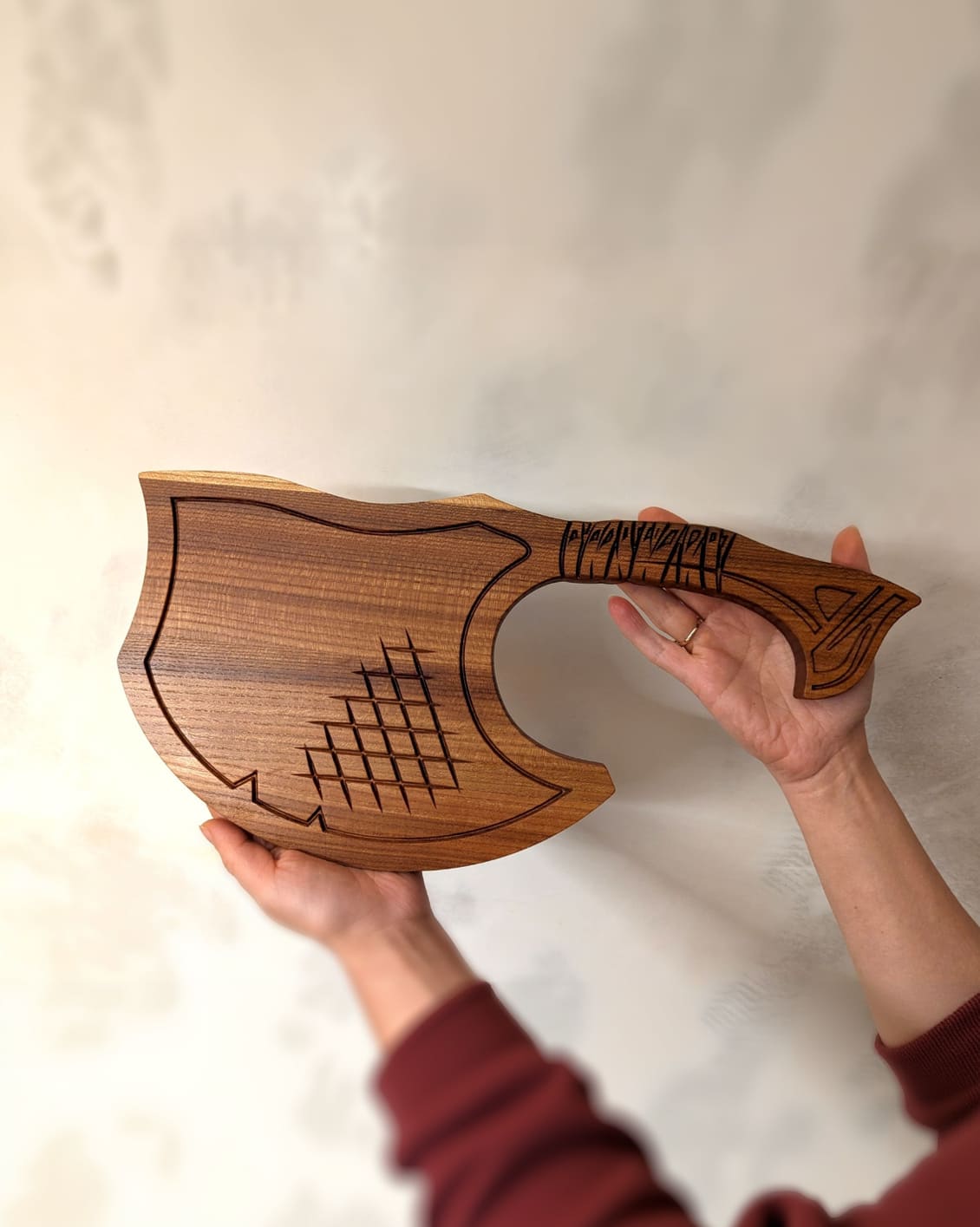 Mahagoni-Schneidebrett in Axtform mit nordischer Runen-Gravur – rustikales Unikat von Wooden Axe