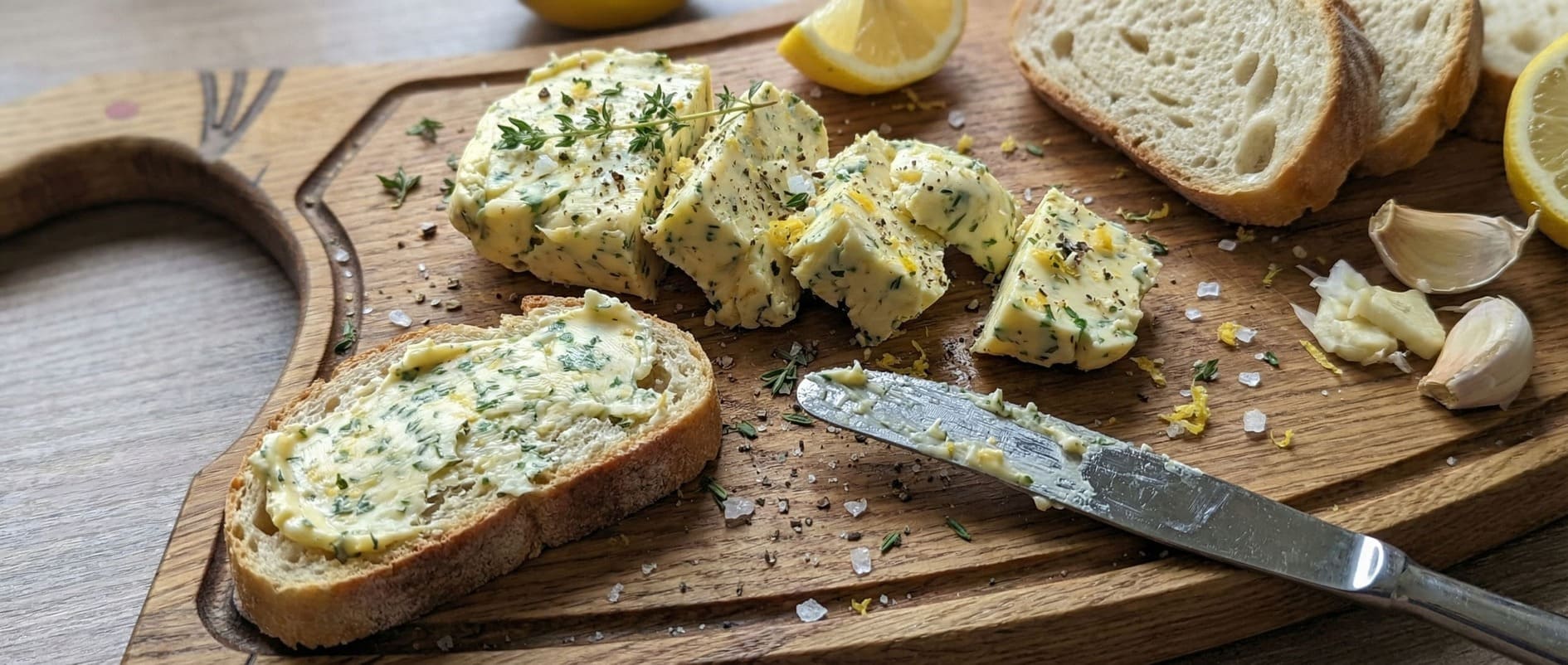 Wooden Axe Brett mit glatter Steak-Seite als Servierunterlage für Kräuterbutter und Brot