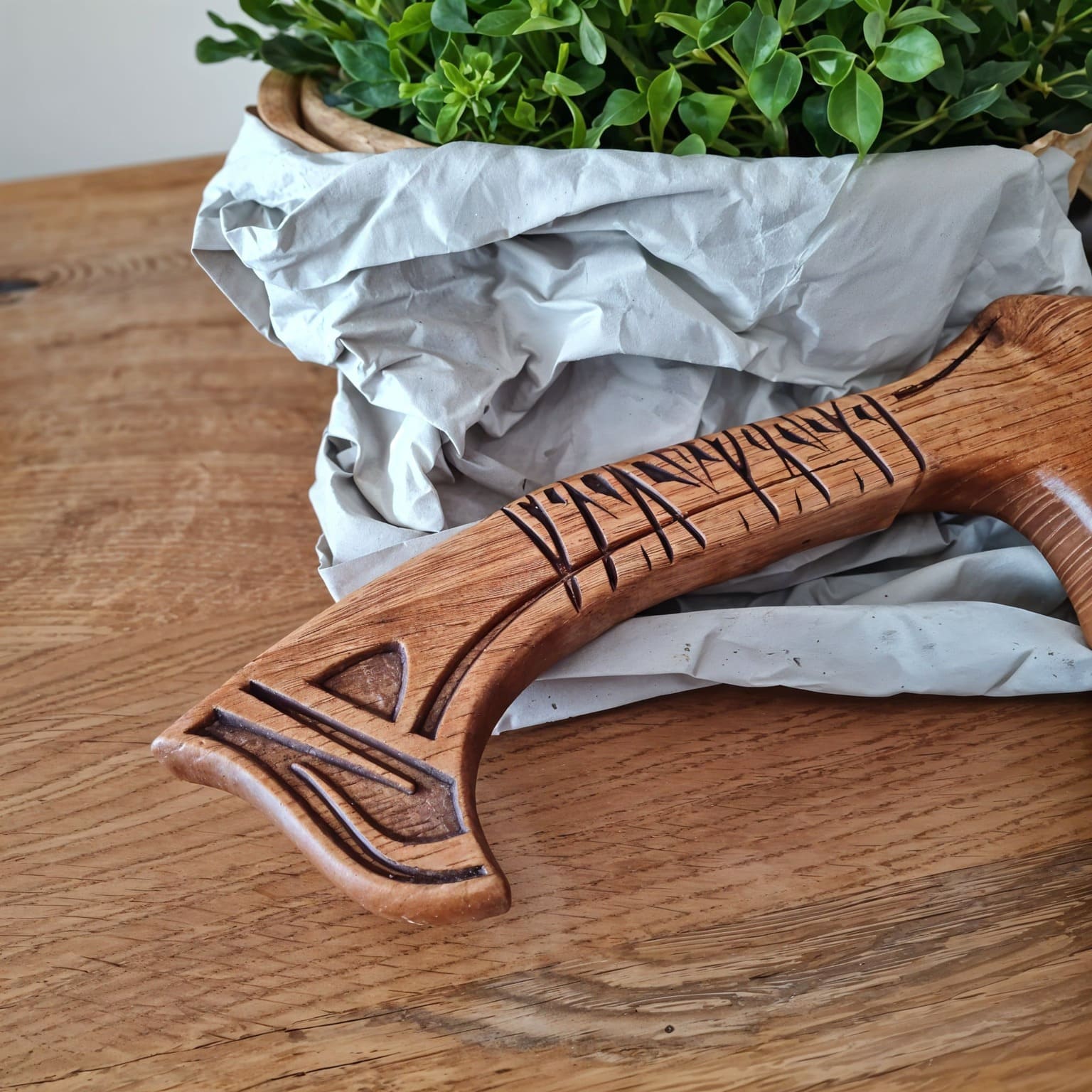 Geschwungener Eichen-Griff mit nordischer Runen-Gravur und dreieckigem Klingenmotiv – Wooden Axe Schneidebrett