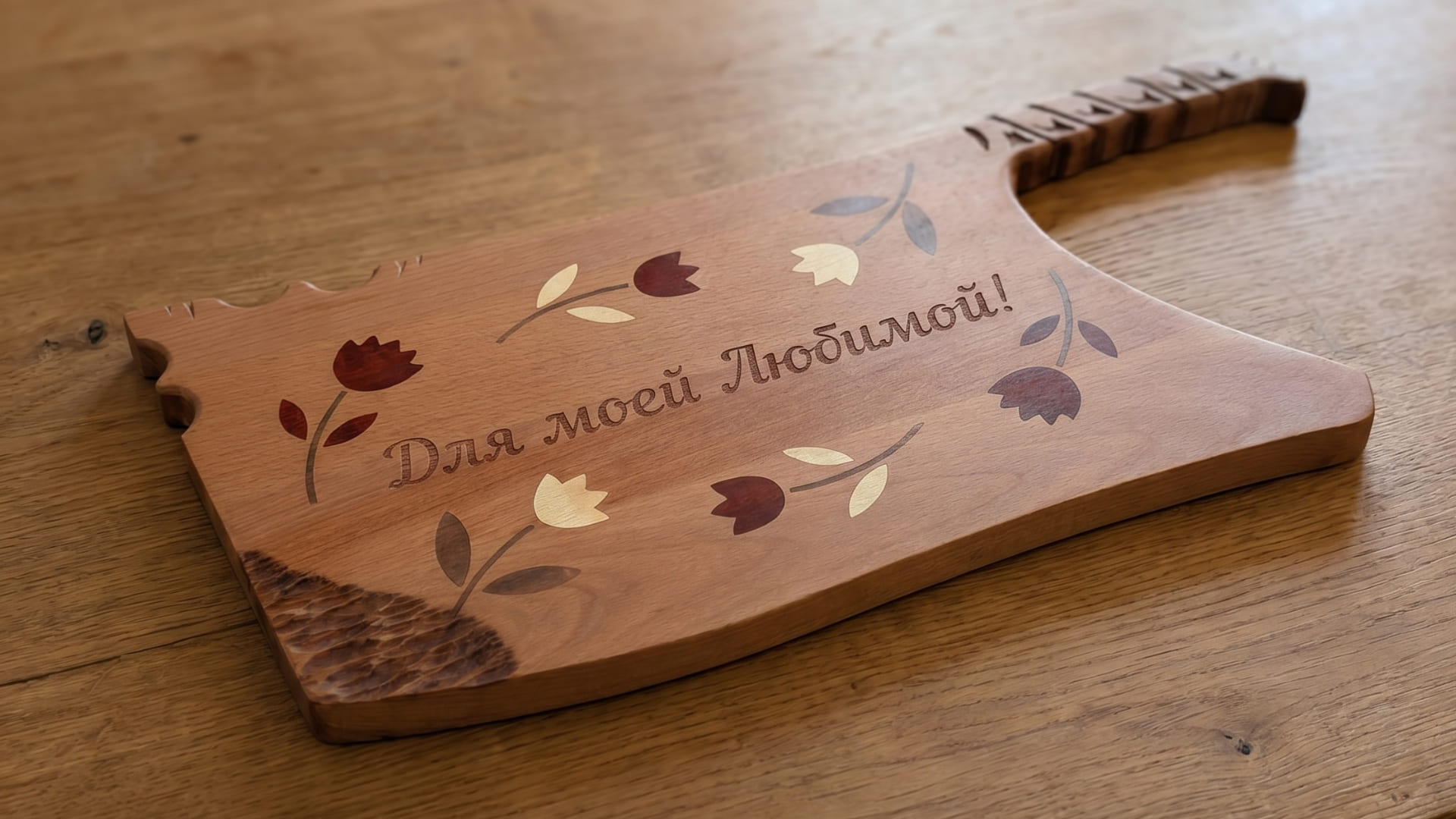 Kirschholz-Schneidebrett in Axtform mit mehrfarbigen Tulpen-Inlays, Gravur und Holzständer