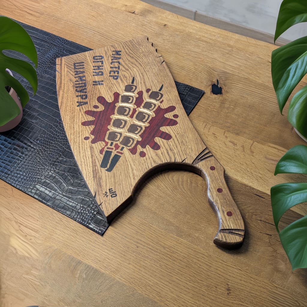 Eichen-Servierbrett Grillmeister-Edition mit mehrfarbigem Holz-Inlay, Flaschenöffner und Bee-Wax