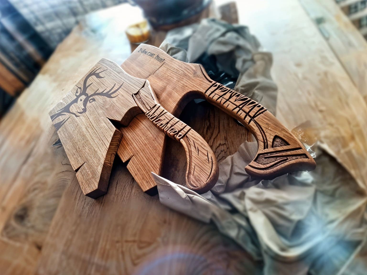 Zwei handgefertigte Eichen-Schneidebretter in Axtform – Hirsch-Gravur und Runen-Gravur – Wooden Axe Unikate