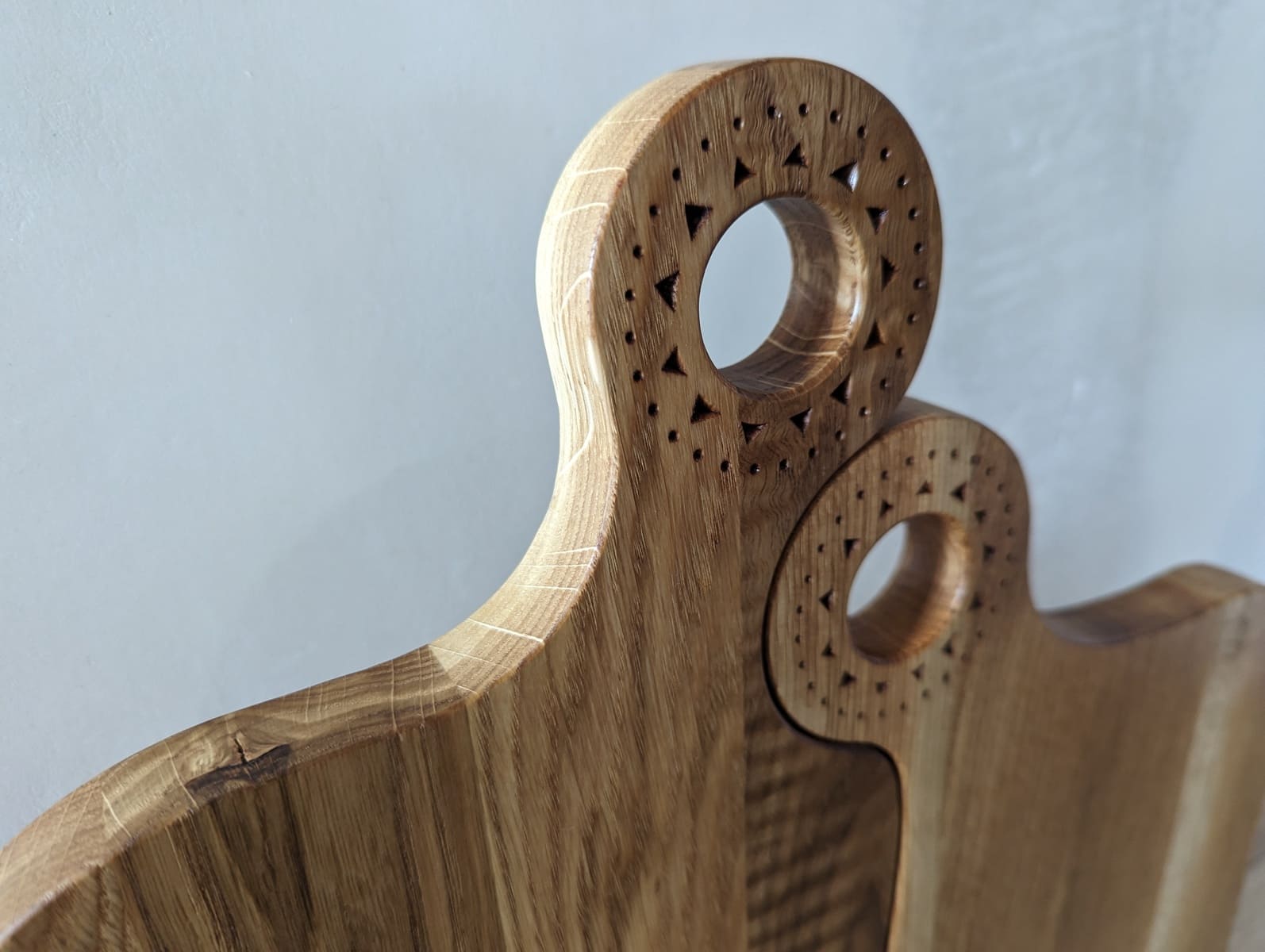 Detail: Handgravierte Ringgriffe mit geometrischem Muster – Pärchen-Brett aus Eiche