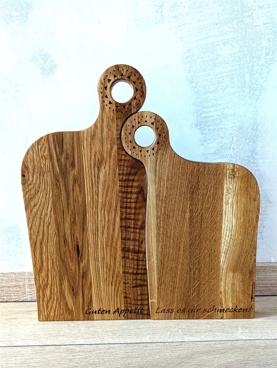 Zweiteiliges Eichen-Schneidebrett-Set in Pärchen-Form mit graviertem Ringgriff und persönlicher Inschrift