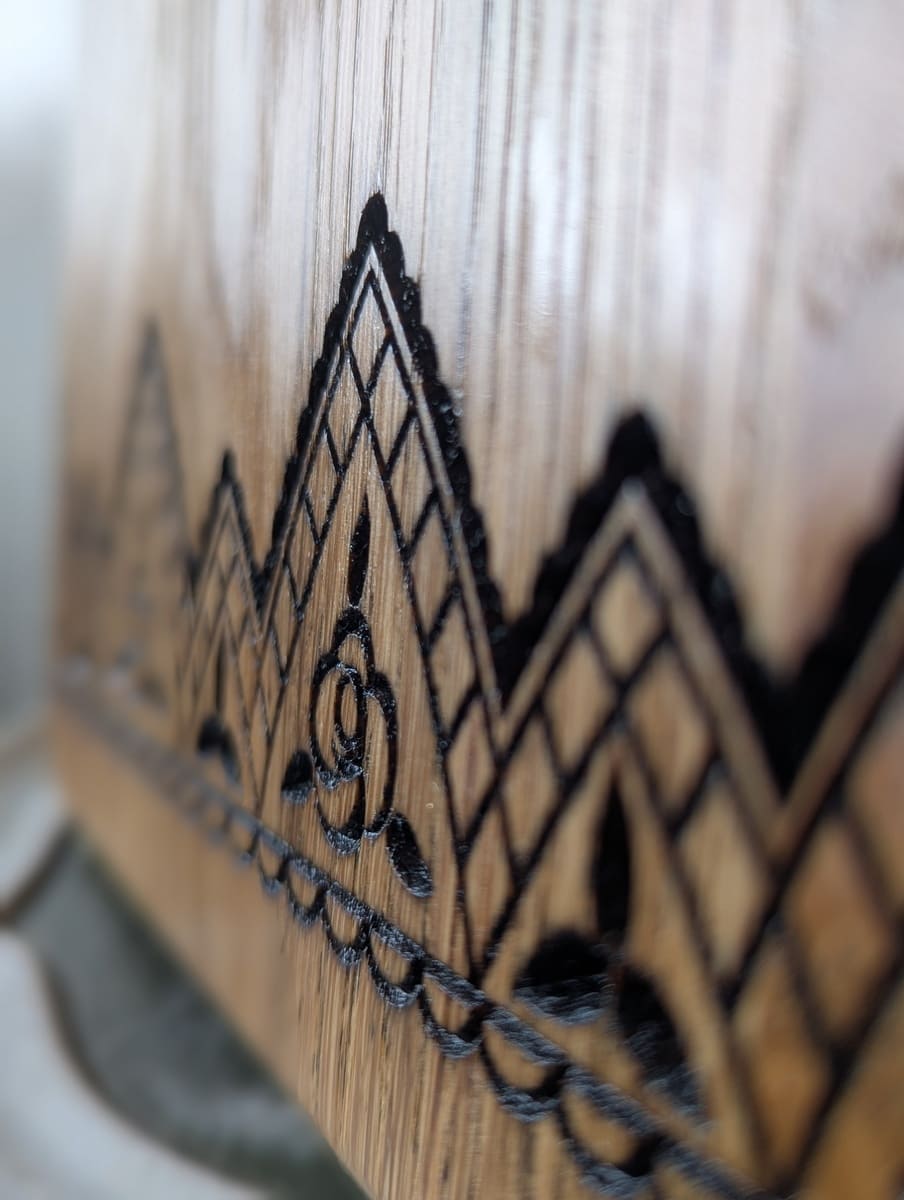 Personalisiertes Holz-Servierbrett aus Eiche mit Gravur – florales Dreieck-Muster, runder Griffring, handgemacht von Wooden Axe