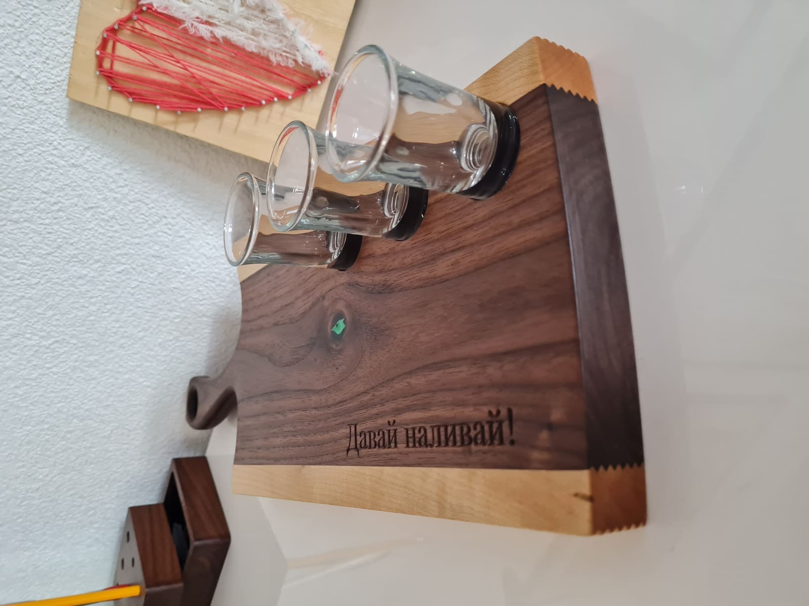 Zweifarbiges Holz-Servierbrett aus Nussbaum und Ahorn mit Shotgläsern und Harz-Akzent