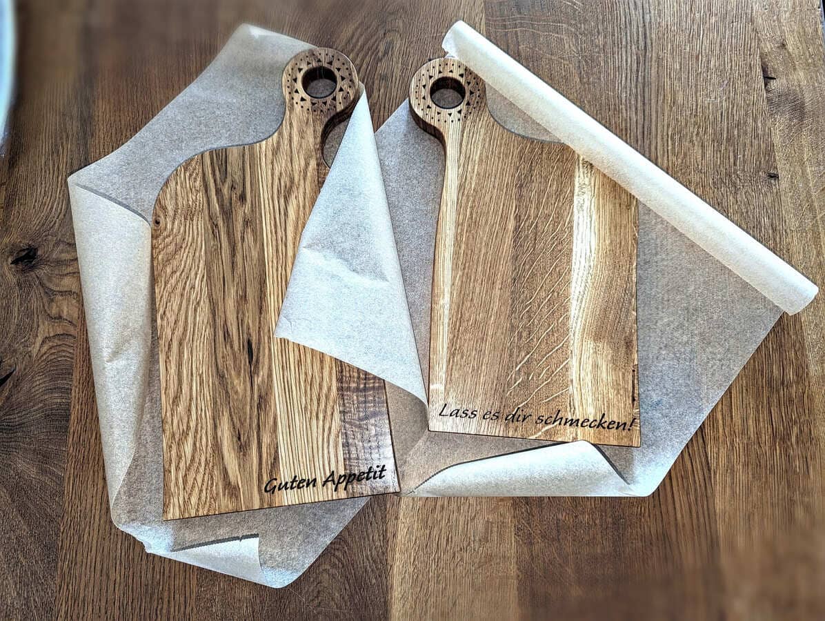 Handgemachtes Holz-Brett-Pärchen aus Eiche mit Gravur – Geschenk für Paare