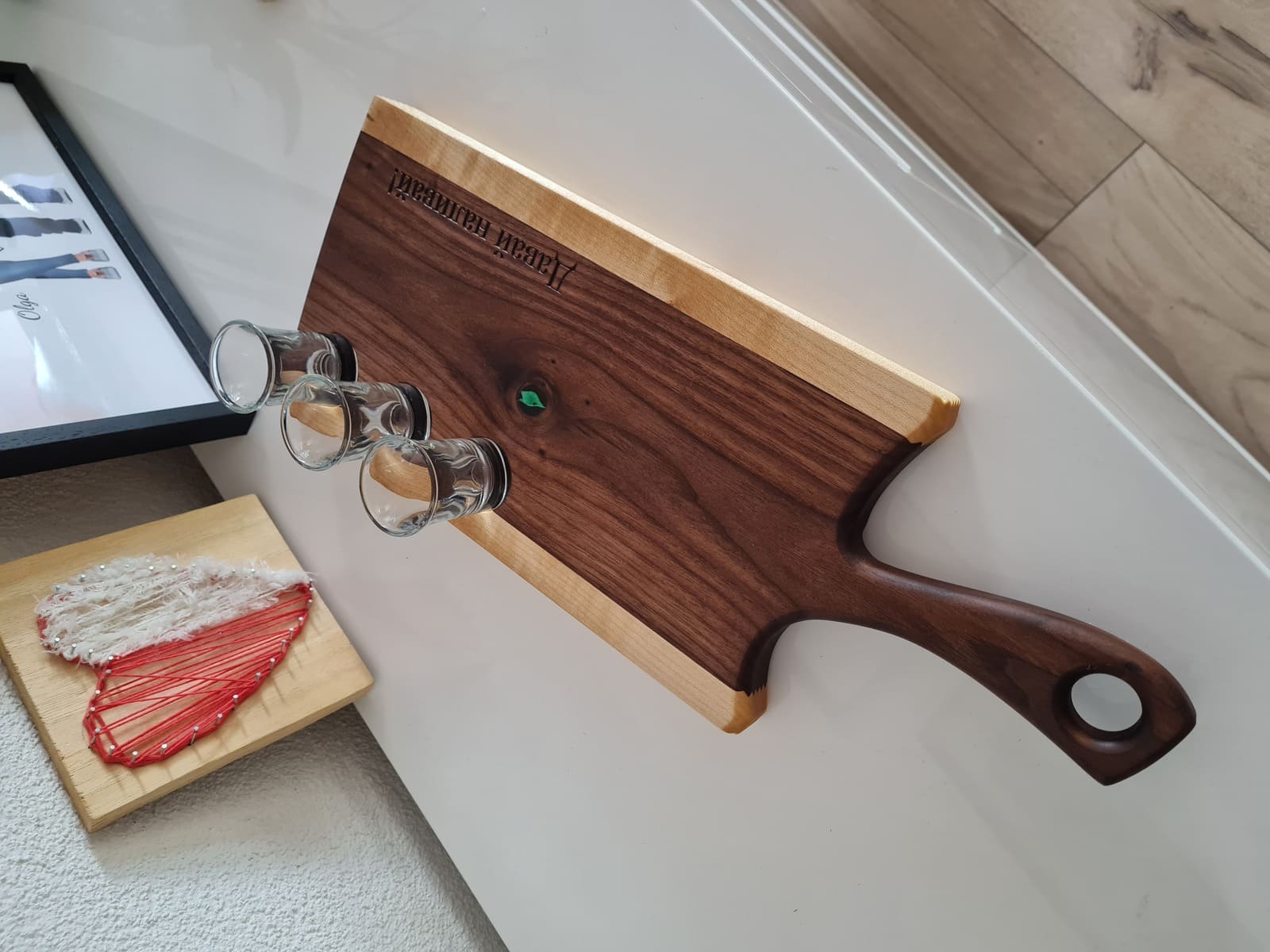 Handgefertigtes Servierbrett aus Nussbaum und Ahorn mit drei eingelassenen Shotgläsern und kyrillischer Gravur
