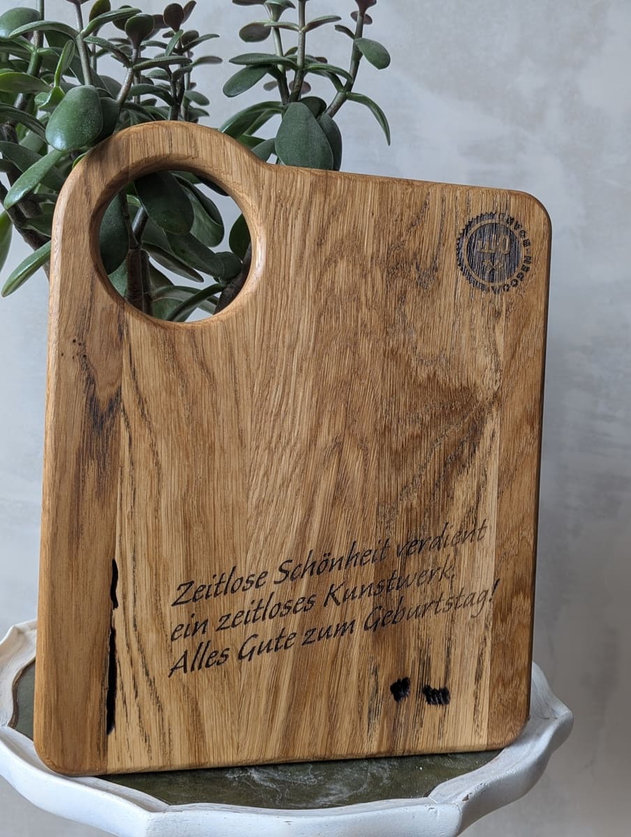Personalisiertes Holzbrett mit Geburtstagsgravur – individuelles Geschenk aus Eiche