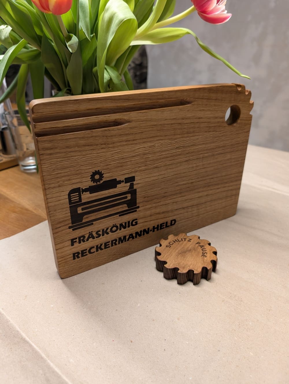 Personalisiertes Holzbrett mit Gravur und Zahnrad-Flaschenöffner